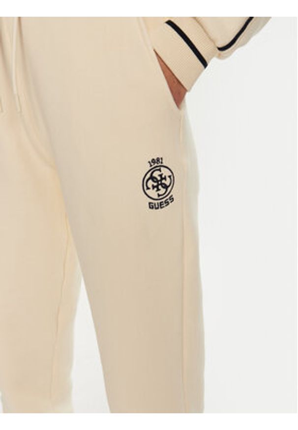 Guess Spodnie dresowe Nia V4BB06 KCHU1 Beżowy Regular Fit. Kolor: beżowy. Materiał: bawełna