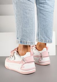 Born2be - Biało-Różowe Sneakersy na Grubej Podeszwie Zdobione Cyrkoniami Neothra. Okazja: na co dzień, na spacer. Kolor: biały. Materiał: jeans. Wzór: aplikacja. Sport: turystyka piesza #3