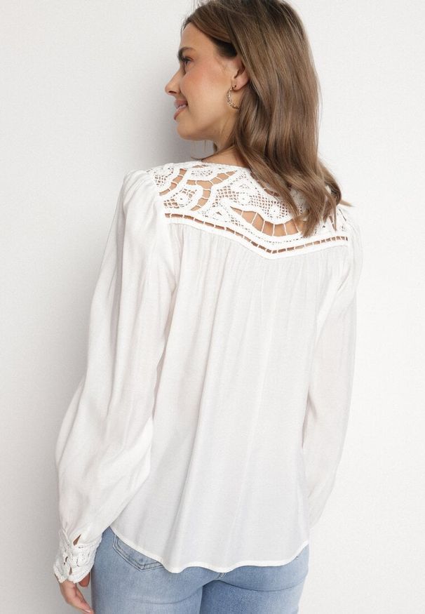 Born2be - Biała Koszula z Ażurowymi Wstawkami Nanlira. Okazja: na co dzień. Kolor: biały. Materiał: jeans. Wzór: ażurowy. Styl: casual