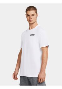 Under Armour T-Shirt Ua Hw Armour Label Ss 1382831-100 Biały Loose Fit. Kolor: biały. Materiał: bawełna