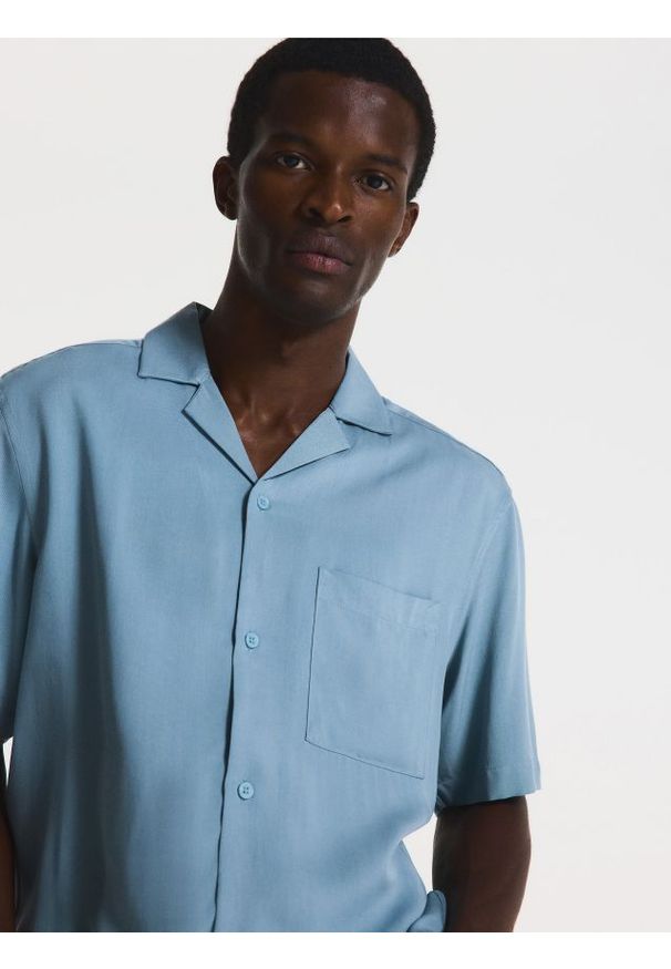 Reserved - Koszula regular fit z wiskozy - jasnoniebieski. Kolor: niebieski. Materiał: wiskoza