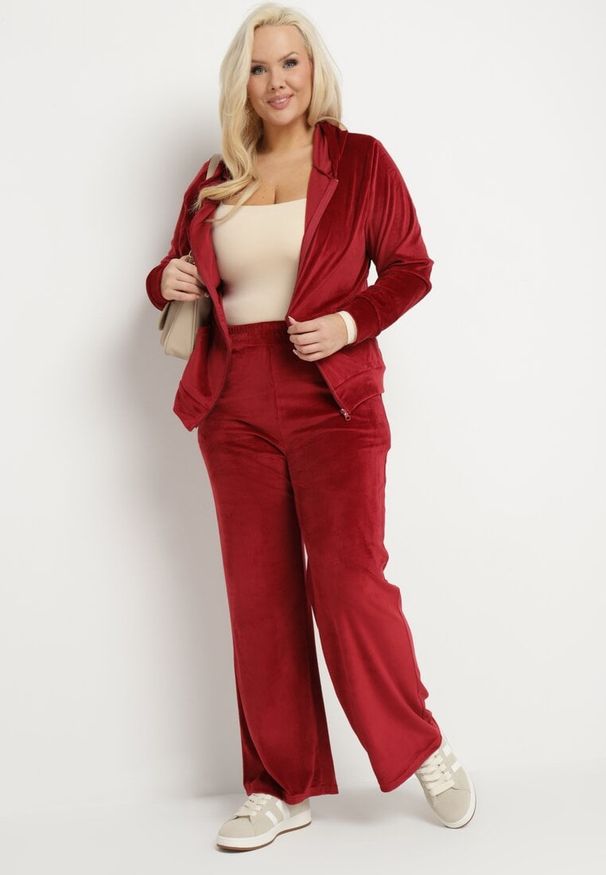 Born2be - Bordowy Welurowy Komplet Dresowy Bluza z Kapturem i Spodnie z Gumką w Pasie Sallaria. Kolor: czerwony. Materiał: dresówka, welur