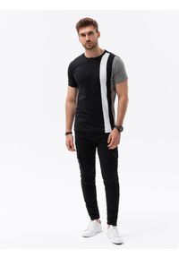 Ombre Clothing - T-shirt męski z pionowymi kontrastowymi elementami - czarny V1 OM-TSCT-22SS-006 - XXL. Okazja: na co dzień. Kolor: czarny. Materiał: bawełna, materiał. Wzór: napisy, aplikacja, kolorowy. Styl: casual, sportowy #2
