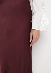 Born2be - Bordowa Spódnica Satynowa z Wiskozy o Rozkloszowanym Kroju Hanorilae. Okazja: na co dzień. Kolor: czerwony. Materiał: satyna, wiskoza. Styl: klasyczny, casual #6