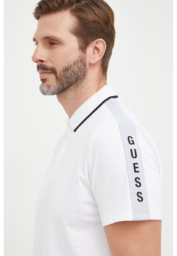 Guess polo męski kolor biały z aplikacją. Typ kołnierza: polo. Kolor: biały. Wzór: aplikacja