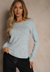 Renee - Niebieska Bluzka Longsleeve Ozdobiona Geometrycznym Motywem Uninessa. Okazja: na co dzień. Kolor: niebieski. Materiał: jeans. Długość rękawa: długi rękaw. Wzór: geometria, aplikacja. Styl: casual
