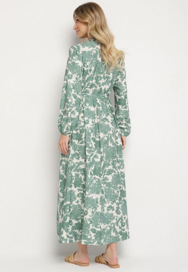Born2be - Zielona Rozkloszowana Sukienka z Wiskozą w Kwiatowy Wzór Filirelle. Typ kołnierza: dekolt w serek. Kolor: zielony. Materiał: wiskoza. Długość rękawa: długi rękaw. Wzór: kwiaty. Styl: klasyczny, elegancki