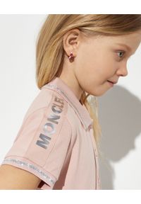 MONCLER KIDS - Różowa koszulka polo z logo 8-14 lat. Typ kołnierza: polo. Kolor: różowy, wielokolorowy, fioletowy. Materiał: materiał. Wzór: aplikacja. Sezon: lato. Styl: klasyczny #3