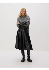 Reserved - Sweter z ozdobną aplikacją - szary. Kolor: szary. Materiał: dzianina, wełna. Wzór: aplikacja