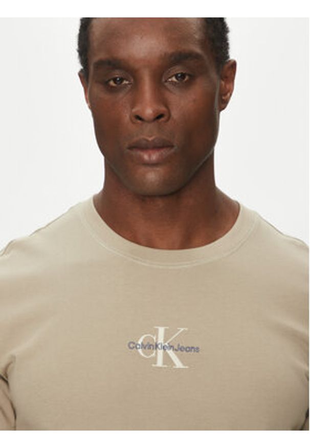 Calvin Klein Jeans T-Shirt Monologo J30J325649 Beżowy Regular Fit. Kolor: beżowy. Materiał: bawełna