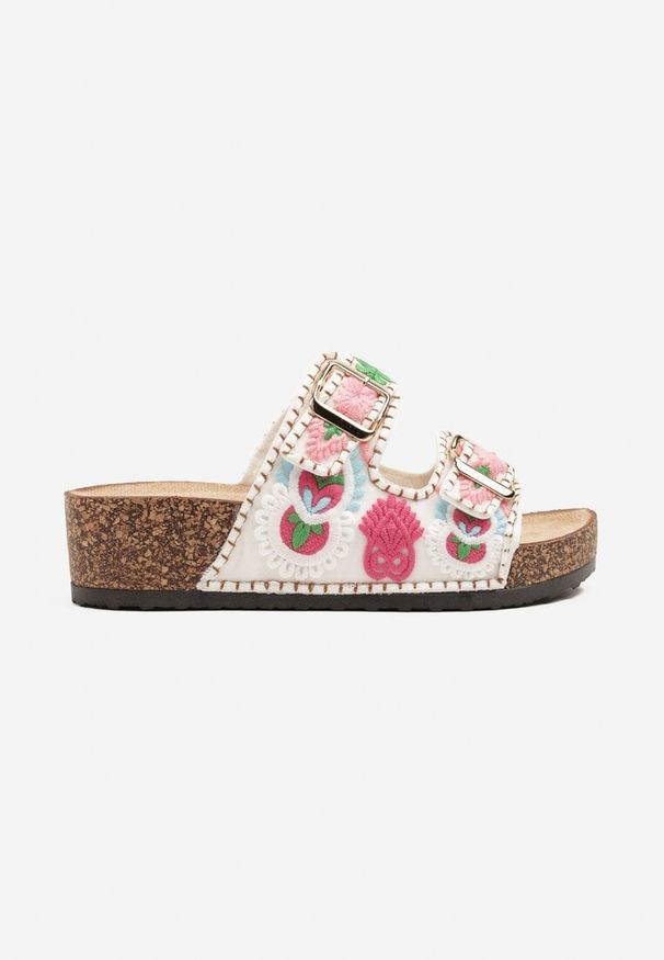 Born2be - Białe Klapki na Grubej Podeszwie Zdobione Haftem w Stylu Boho Falenia. Okazja: na co dzień, na spotkanie biznesowe. Kolor: biały. Materiał: jeans. Wzór: haft, aplikacja. Sezon: lato. Styl: boho