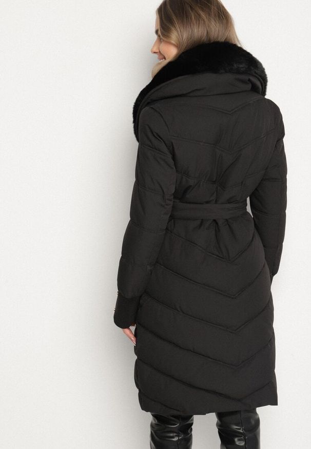 Born2be - Czarna Elegancka Kurtka z Pikowanymi Przeszyciami i Futrzanym Kołnierzem Gallea. Okazja: na spacer, na co dzień. Kolor: czarny. Materiał: futro. Sezon: zima. Styl: elegancki
