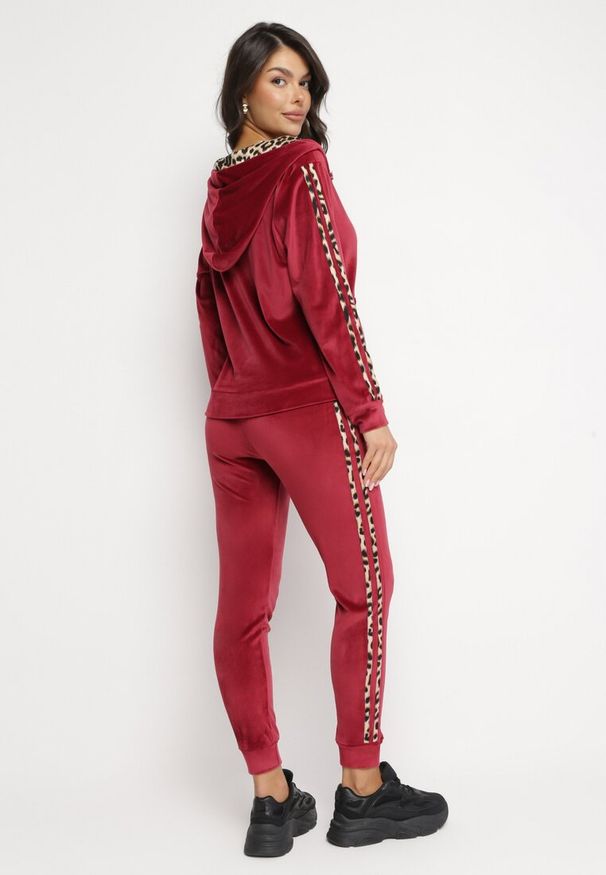 Born2be - Bordowy 2-częściowy Komplet Dresowy z Lampasami w Panterkę Diarafe. Kolor: czerwony. Materiał: dresówka. Wzór: motyw zwierzęcy