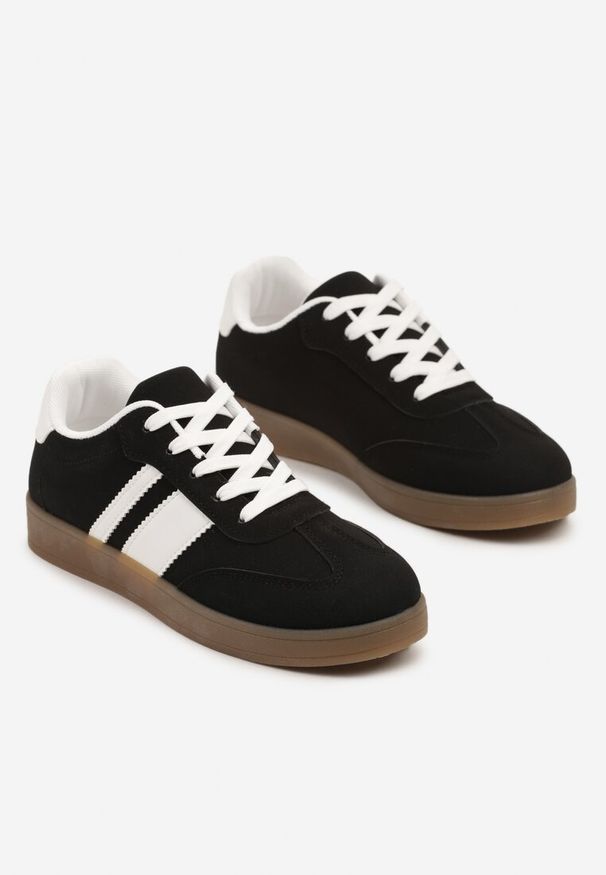 Renee - Czarne Sneakersy Typu Tenisówki Ozdobione Paskami Amolana. Okazja: na co dzień. Zapięcie: pasek. Kolor: czarny. Materiał: jeans. Wzór: aplikacja