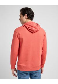 Lee - MĘSKA BLUZA Z KAPTUREM LEE PLAIN HOODIE POPPY 112353275. Typ kołnierza: kaptur