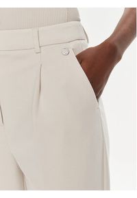 Tamaris Apparel Chinosy Comiso TAW0499 Écru Regular Fit. Materiał: syntetyk