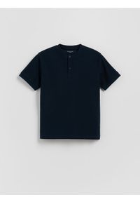 Reserved - Bawełniany t-shirt henley - granatowy. Typ kołnierza: typu henley. Kolor: niebieski. Materiał: bawełna