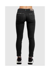Guess - GUESS Czarne jeansy damskie Cosy phyton, Rozmiar 28/32. Kolor: czarny. Wzór: aplikacja