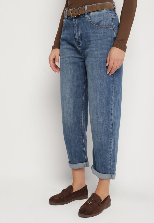 Born2be - Niebieskie Jeansy o Kroju Mom Fit z Regularnym Stanem Rilarisse. Okazja: na co dzień. Kolor: niebieski. Styl: casual
