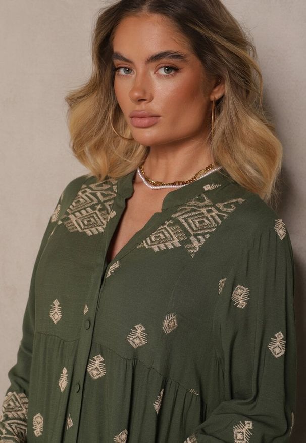 Renee - Ciemnozielona Rozkloszowana Sukienka Ozdobiona Haftem i Wzorem Boho Ronavere. Okazja: na co dzień, na spacer. Typ kołnierza: dekolt w serek. Kolor: zielony. Długość rękawa: długi rękaw. Wzór: aplikacja, haft. Sezon: lato, wiosna. Typ sukienki: proste. Styl: boho