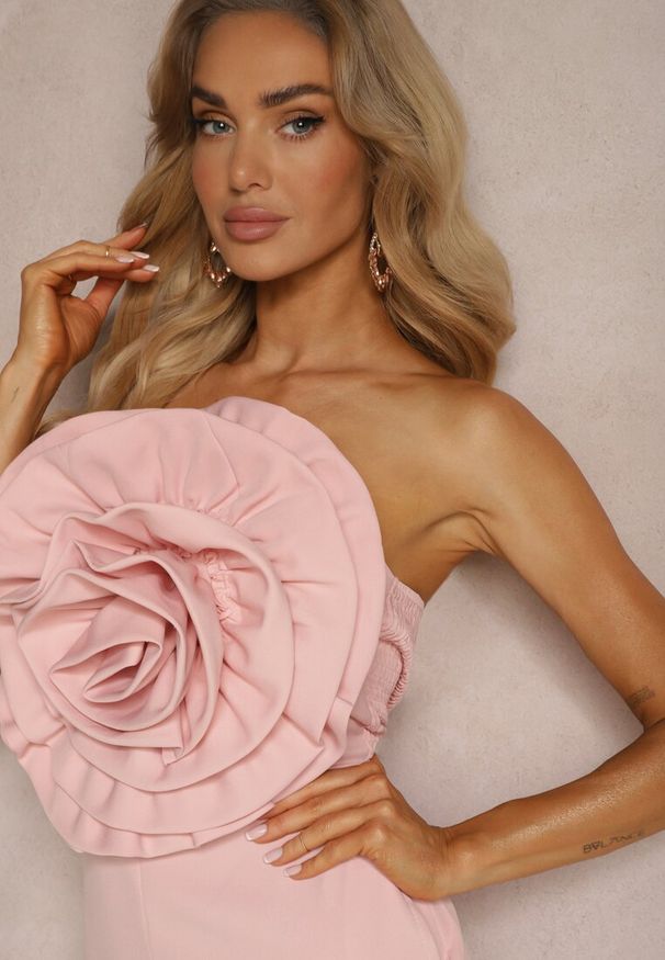 Renee - Różowy Kombinezon z Dużym Naszytym Kwiatem bez Rękawów Usemia. Kolor: różowy. Długość rękawa: bez rękawów. Wzór: aplikacja, kwiaty