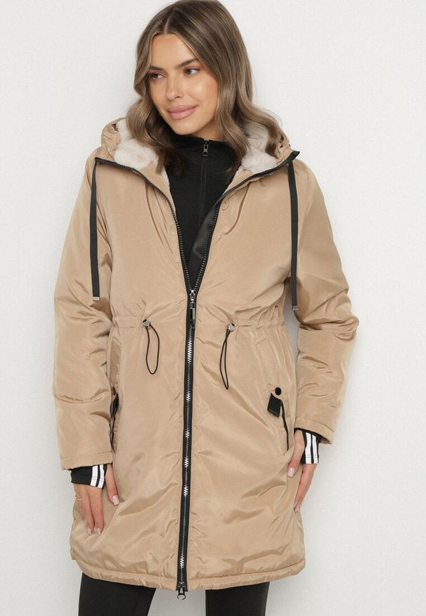 Born2be - Ciemnobeżowa Klasyczna Kurtka Parka z Futrzaną Wyściółką Olenevia. Okazja: na co dzień. Kolor: beżowy. Materiał: futro. Styl: klasyczny