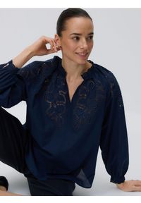 Reserved - Bluzka z ażurową wstawką - granatowy. Kolor: niebieski. Materiał: bawełna. Wzór: ażurowy #1