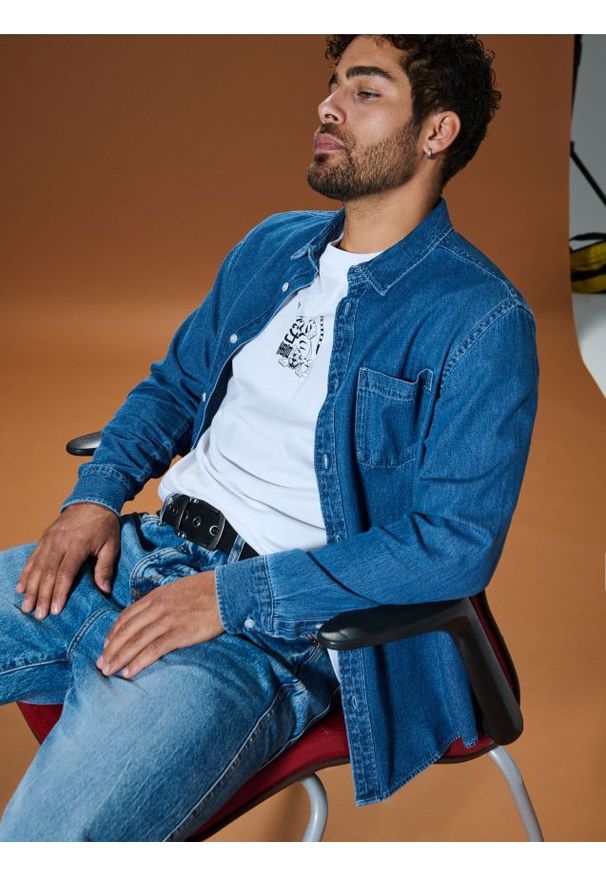 Sinsay - Koszula jeansowa - granatowy. Kolor: niebieski. Materiał: jeans. Długość rękawa: długi rękaw. Długość: długie