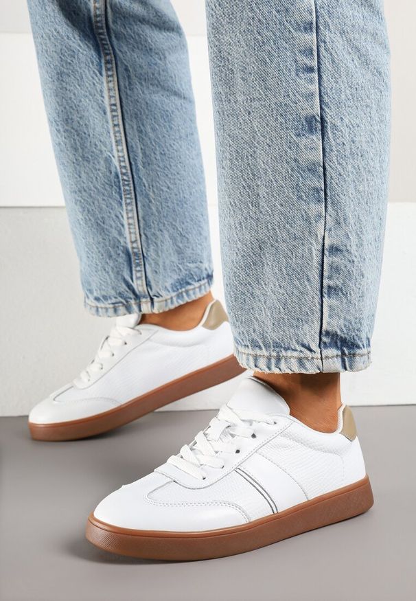 Renee - Białe Sneakersy ze Skóry Naturalnej z Przeszyciami Tilliossa. Okazja: na co dzień. Kolor: biały. Materiał: skóra