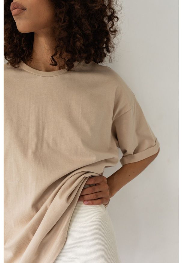 Marsala - T-shirt typu oversize w kolorze CLASSIC BEIGE - COY. Materiał: elastan, bawełna. Styl: elegancki