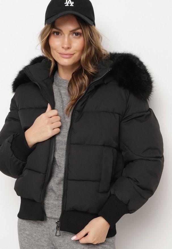 Born2be - Czarna Pikowana Kurtka z Szerokimi Ściągaczami i Ozdobnym Futrem przy Kapturze Inandria. Okazja: na co dzień, do pracy, na spotkanie biznesowe. Kolor: czarny. Materiał: futro. Długość rękawa: długi rękaw. Długość: długie. Styl: biznesowy, klasyczny, casual, elegancki