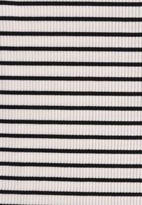 Renee - Biało-Granatowy Bawełniany T-shirt Koszulka w Paski z Krótkim Rękawem Fralea. Okazja: na co dzień. Kolor: biały. Materiał: bawełna. Długość rękawa: krótki rękaw. Długość: krótkie. Wzór: paski. Styl: casual, elegancki #3