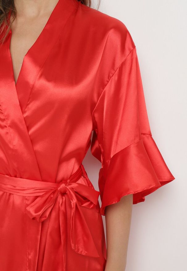 Born2be - Czerwony Satynowy Szlafrok Wiązany w Pasie i Ozdobiony Falbanką Wienia. Kolor: czerwony. Materiał: satyna. Wzór: aplikacja