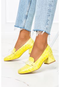 Casu - żółte mokasyny na klocku z łańcuchem wzór wężowy polska skóra casu 2346. Kolor: żółty. Materiał: skóra #2