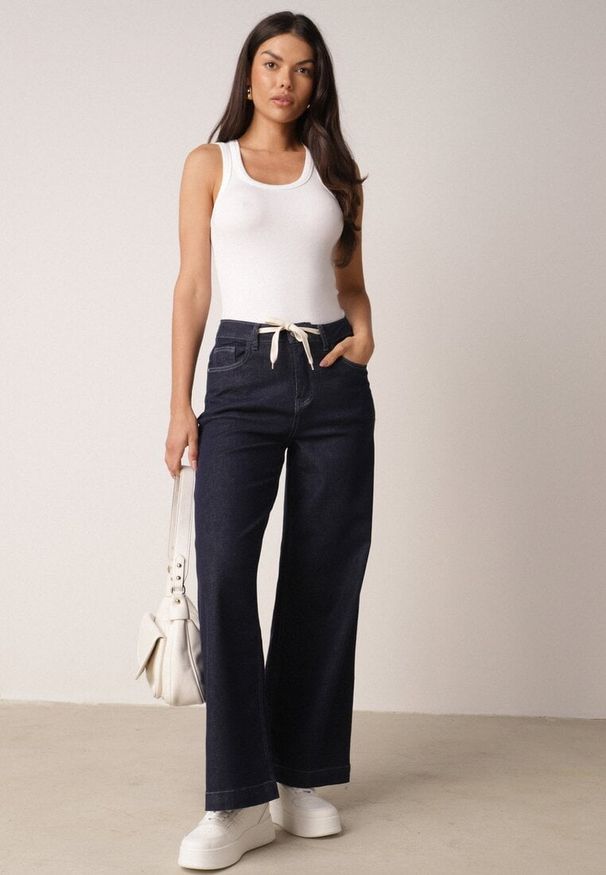 Born2be - Niebieskie Bawełniane Szerokie Jeansy z Wysokim Stanem Ozdobione Wiązaniem Lilinieth. Okazja: na co dzień. Stan: podwyższony. Kolor: niebieski. Wzór: aplikacja. Styl: klasyczny, casual