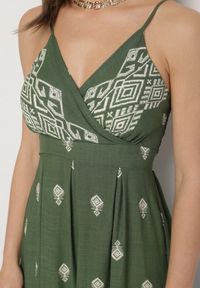 Born2be - Zielona Bawełniana Sukienka Rozkloszowana z Kopertowym Dekoltem i Wiązaniem Revevra. Okazja: na co dzień, na randkę. Typ kołnierza: dekolt kopertowy. Kolor: zielony. Materiał: bawełna. Długość rękawa: na ramiączkach. Typ sukienki: kopertowe. Styl: casual #4