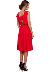 Sukienki.shop - Elegancka rozkloszowana sukienka z dekoltem na plecach czerwona. Okazja: do pracy. Kolor: czerwony. Styl: elegancki. Długość: midi #3
