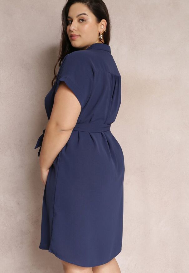 Renee - Granatowa Sukienka Koszulowa Wiązana w Pasie z Krótkimi Rękawami Wellwood. Kolekcja: plus size. Kolor: niebieski. Materiał: tkanina. Długość rękawa: krótki rękaw. Wzór: gładki. Sezon: wiosna, lato. Typ sukienki: koszulowe. Długość: midi