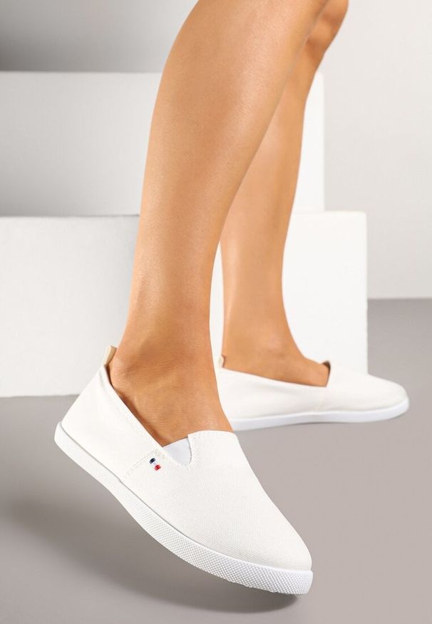 Renee - Białe Tenisówki Vices Basic z Materiałowymi Gumkami Aretela. Okazja: na co dzień. Kolor: biały. Materiał: materiał. Styl: elegancki, casual