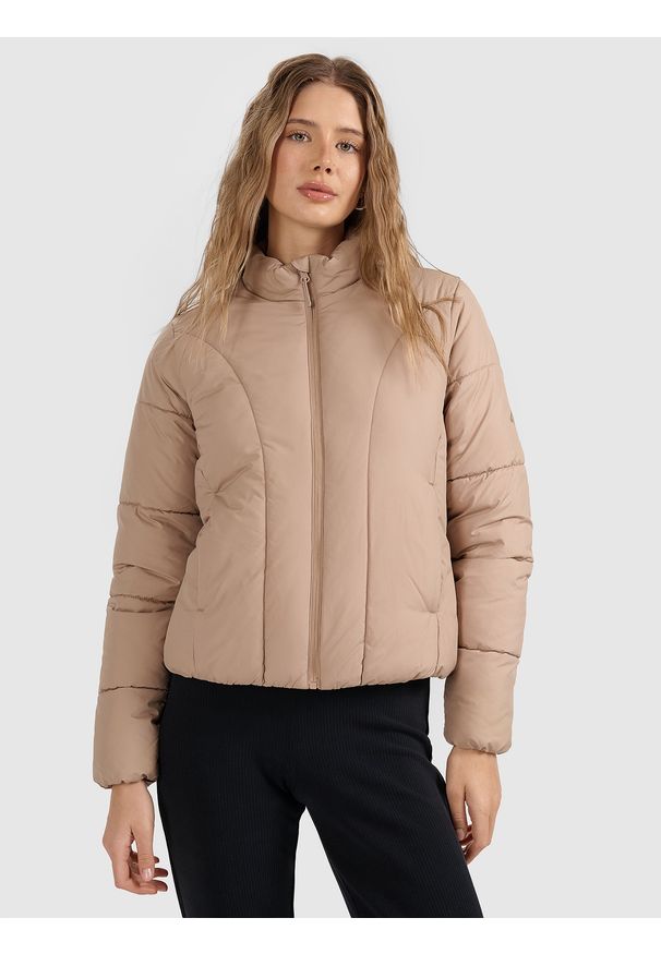 4f - 4F Kurtka puchowa z wypełnieniem syntetycznym damska - beżowa XXL. Okazja: na co dzień. Typ kołnierza: kołnierzyk stójkowy, kaptur. Kolor: beżowy. Materiał: puch, syntetyk. Długość: długie. Styl: casual, klasyczny, sportowy