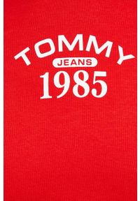 Tommy Jeans bluza damska kolor czerwony z kapturem z nadrukiem. Typ kołnierza: kaptur. Kolor: czerwony. Materiał: bawełna, dzianina. Długość rękawa: długi rękaw. Długość: długie. Wzór: nadruk #2