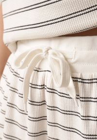 Born2be - Czarno-Białe Bawełniane Szorty w Paski z Wysokim Stanem w Stylu Casual Naunea. Okazja: na co dzień. Stan: podwyższony. Kolor: biały. Materiał: bawełna. Długość: długie. Wzór: paski. Sezon: lato. Styl: casual #3