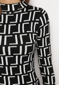 Born2be - Czarno-Biała Sukienka Mini ze Sweterkowego Materiału w Geometryczny Wzór Lenikes. Kolor: czarny. Materiał: materiał. Wzór: geometria. Długość: mini #2