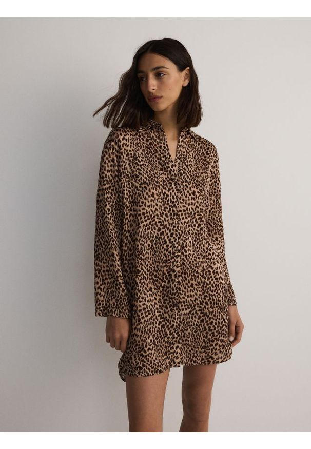 Reserved - Koszulowa sukienka z nadrukiem zwierzęcym - wielobarwny. Materiał: wiskoza. Wzór: motyw zwierzęcy, nadruk