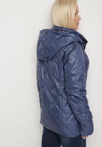 Born2be - Niebieska Pikowana Kurtka z Kapturem i Podszewką w Panterkę Felandre. Okazja: na spacer, na co dzień. Typ kołnierza: kaptur. Kolekcja: plus size. Kolor: niebieski. Materiał: jeans. Wzór: motyw zwierzęcy. Styl: casual, klasyczny