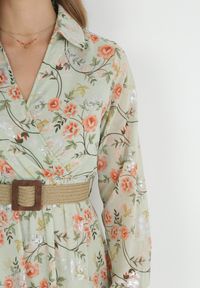 Born2be - Miętowa Rozkloszowana Sukienka Maxi z Kołnierzykiem i Plecionym Paskiem Celline. Kolor: miętowy. Wzór: nadruk, aplikacja, kwiaty. Typ sukienki: kopertowe. Długość: maxi #2