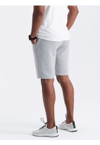 Ombre Clothing - Krótkie męskie spodenki dresowe z dzianiny ottoman – szare V2 - Rozmiar: S. Kolor: szary. Materiał: dresówka, dzianina. Długość: krótkie. Wzór: aplikacja. Sezon: lato #6