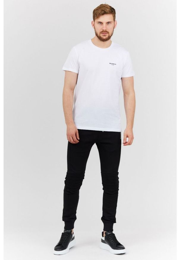 Balmain - BALMAIN Biały t-shirt męski z małym aksamitnym logo. Kolor: biały
