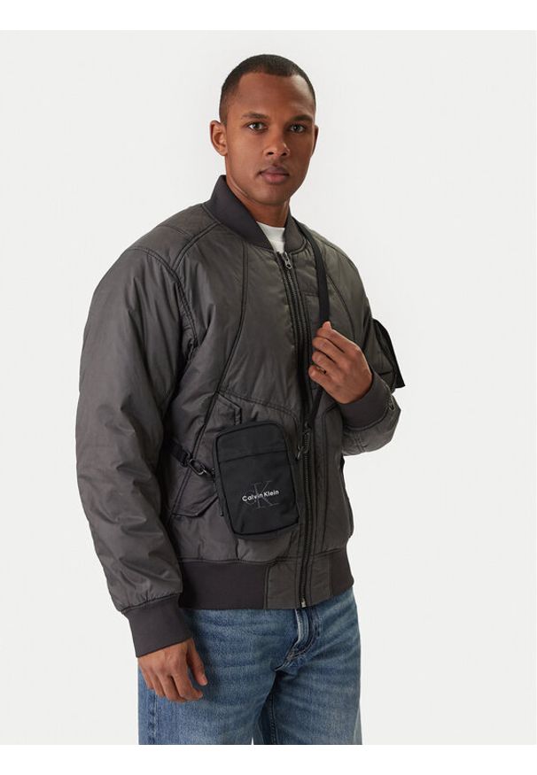 Calvin Klein Saszetka Bold Logo Nylon Slim Reporter LV04D3231G Czarny. Kolor: czarny. Materiał: materiał