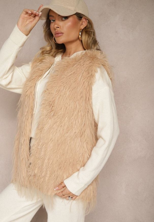 Renee - Beżowa Futerkowa Kamizelka o Prostym Kroju z Kieszeniami Venialith. Okazja: na co dzień. Kolor: beżowy. Materiał: jeans. Styl: klasyczny, casual, elegancki